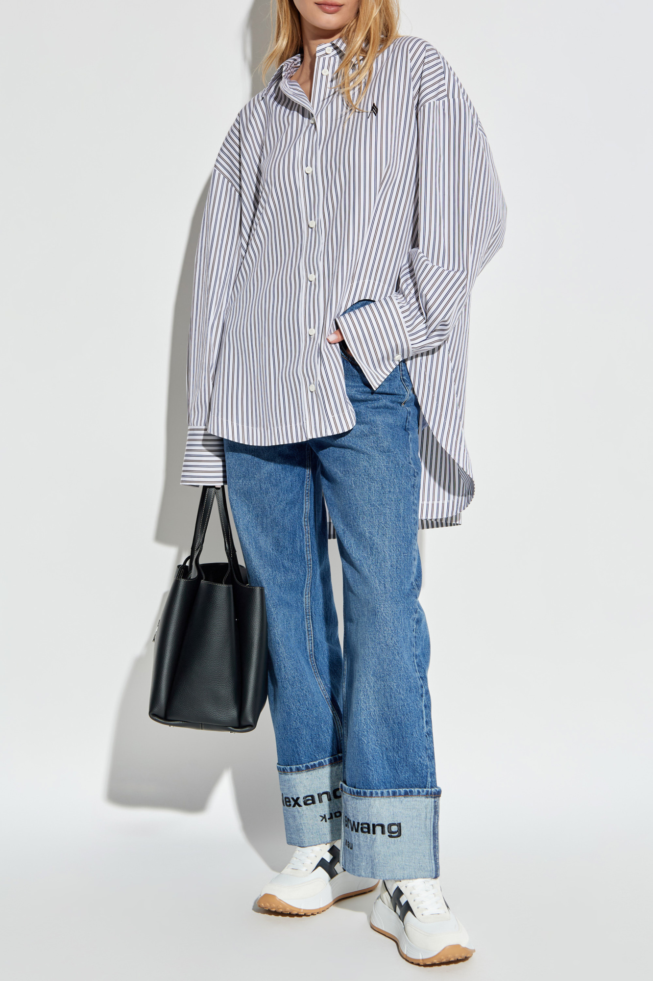 Blue Jeans with rolled-up legs and embroidered logo